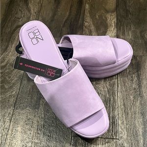NWT Lavendar Platform Sandals Women’s Size 9